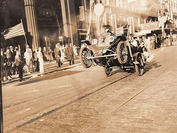 37. Ön tekerlekleri havadayken çekilebilen tek araba fotoğrafı. (1936)