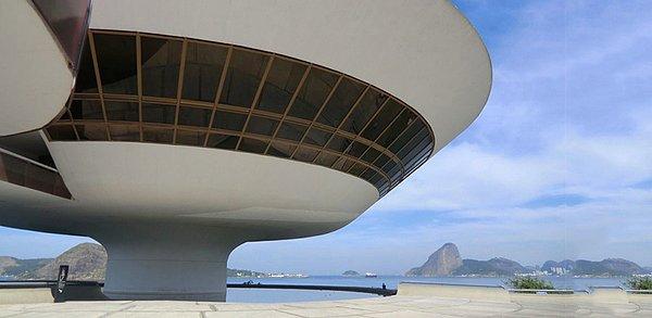 9. Oscar Niemeyer Müzesi - Brezilya