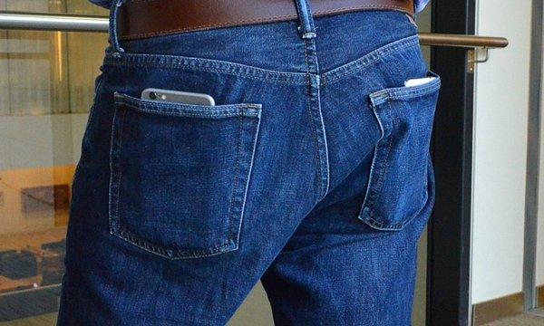 Kot pantolonun arka cebinde (iPhone 6 Plus solda, Note 3 sağda) kolaylıkla bükülebilir.
