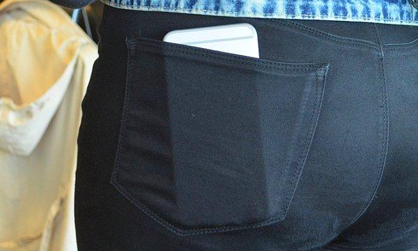 iPhone 6 Plus Skinny kadın kotunun arka cebinde: Oturmak tehlikeli