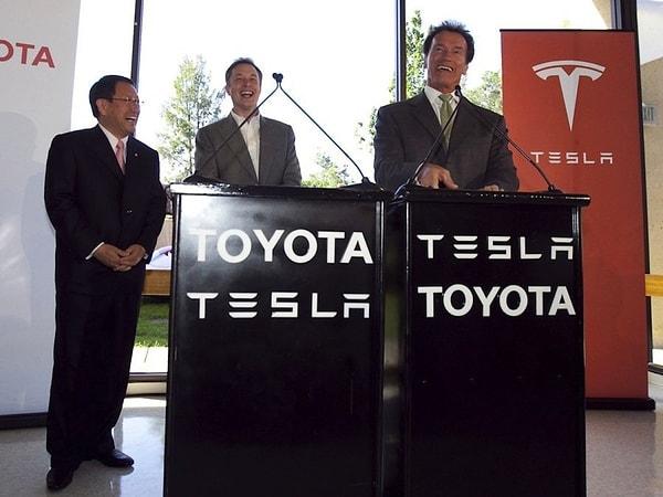 22. Burada Arnold ile birlikte Toyota'nın Tesla'ya yaptığı 50 Milyon Dolarlık yatırımı açıklarken