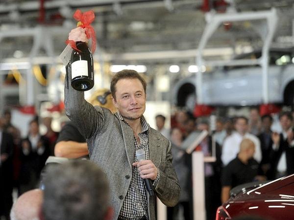 32. Tesla fabrikasında ilk Model S araba üretim bandından çıkınca