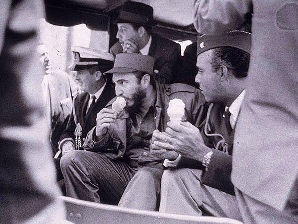 2- Etrafı Amerikan ordu personelleriyle çevrili Fidel Castro'nun Bronx Hayvanat Bahçesine giderkenki dondurma keyfi (1959).