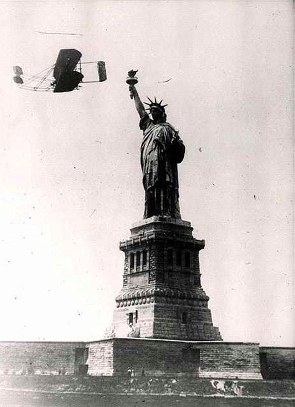 3- Wright kardeşlerden biri olan Wilbur Wright, Model A uçağı ile Özgürlük Anıtının çevresinde uçarken (1909).