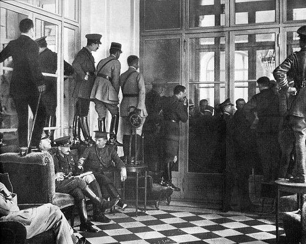 10- I Dünya Savaşını sonra erdiren Versay Antlaşmasının imzalanışını izlemeye çalışan askerler (1919).