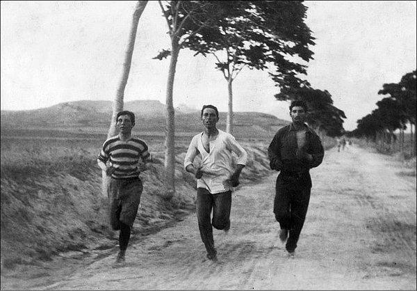 18- İlk modern olimpiyat oyunlarında marathon koşan üç atlet (1896).