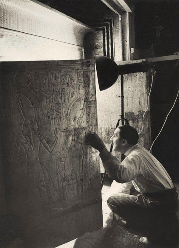 20- Kral Tutankamon'un tapınağını inceleyen Howard Carter (1924).