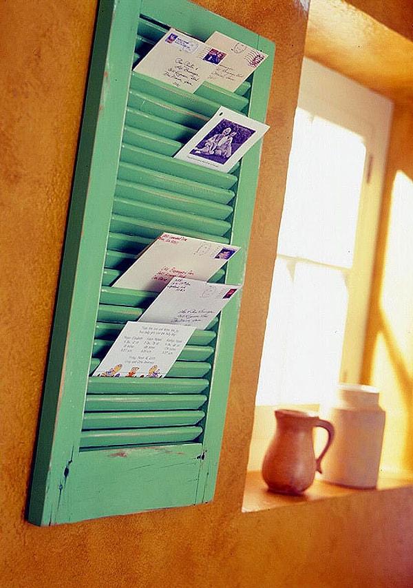 16. Yaratıcılığın zirvesi, eski bir pencere panjurundan posta kutusu yapmak.