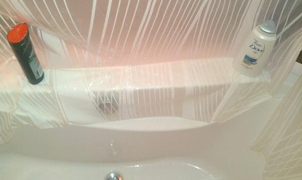 5. Duş perdesinin uçlarına şampuan gibi iki ağırlık koymanız dışarı su sıçramasına engel olacaktır.