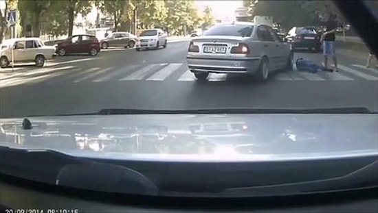 Trafikte Sinirlendiği Yayanın Üzerine Arabasını Süren Çılgın Şoför