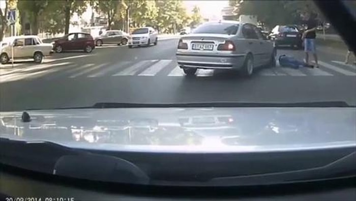 Trafikte Sinirlendiği Yayanın Üzerine Arabasını Süren Çılgın Şoför