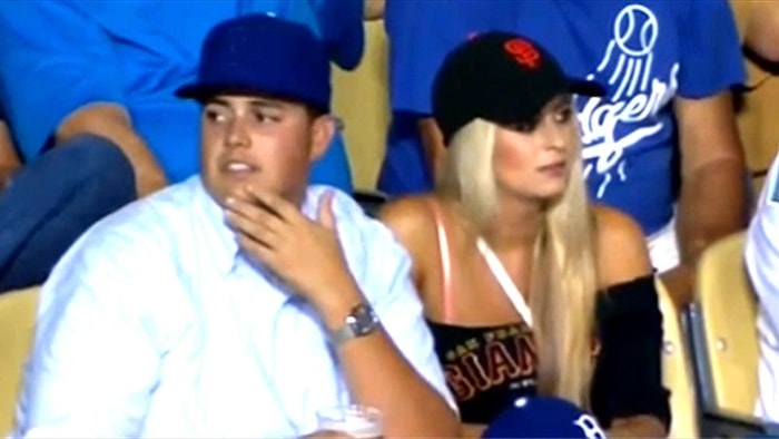 Kameranın Onları Görüntülediğini Gören Çift Bakın Ne Yaptı?