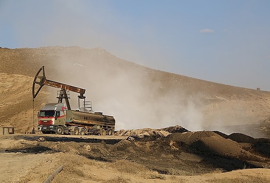 Suriye Petrolü Toprağa Akıyor