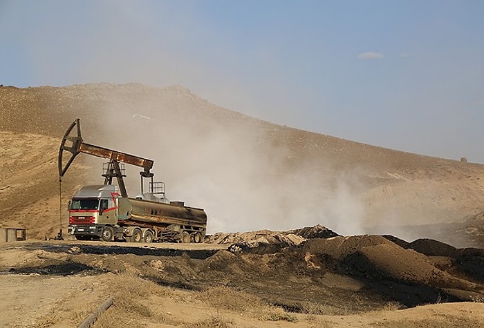 Suriye Petrolü Toprağa Akıyor