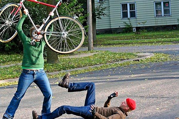 8. Herkesin ıslak odunla dövmek istediği pazara bisikletle giren liseli.