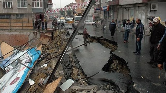 İstanbul'da Yol Aniden Çöktü