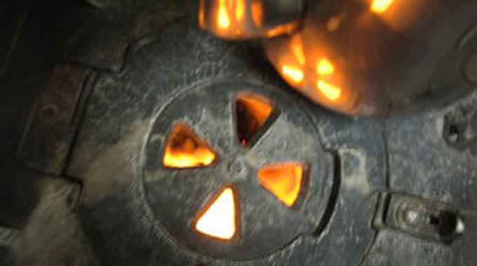 3. Бросать в печку разные вещи и наблюдать, как они горят.