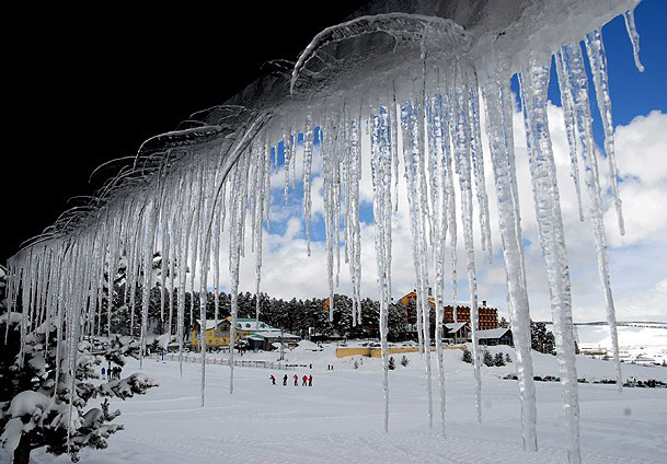 2. Ломать сосульки при помощи швабры.