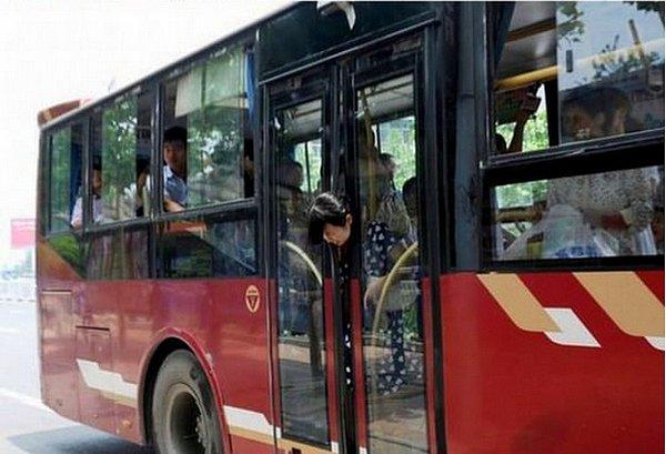 24. Otobüsteki uyarıları dinlemeyen ve basmakta durup otomatik kapı tarafından çarpılan kadın