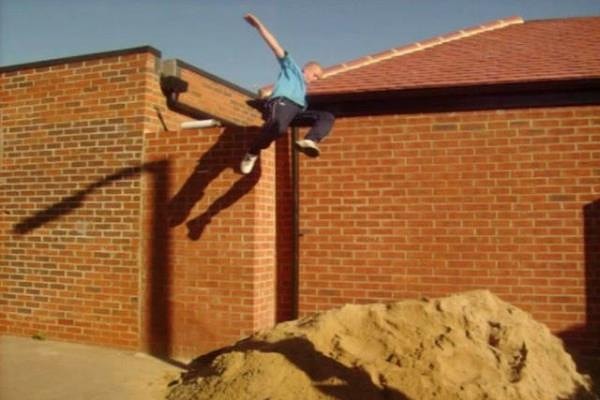 11. Прыгать на песок с высоты.