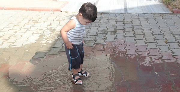 14. Прыгать в лужах.