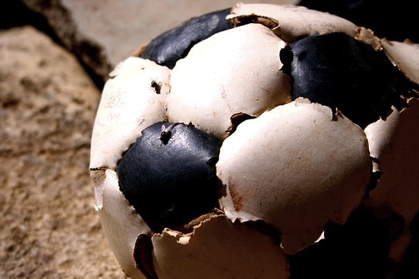 17. Наполнять лопнутый мяч камнями и просить тех, кто об этом не знает, ударить по нему.