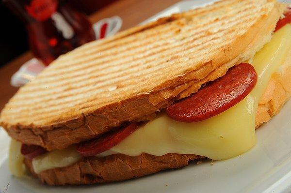 5. Öğle yemeğinde sıcak tost için kantine kanatlanarak gitmek.