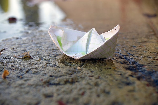 20. Бросать бумажные кораблики в воду и наблюдать за ними.