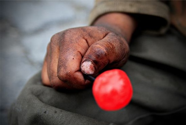 24. Жевать палочку чупа-чупса.