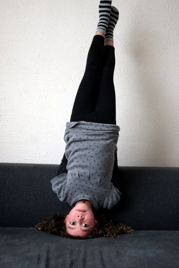 32. Стоять вверх ногами, упираясь в стену.