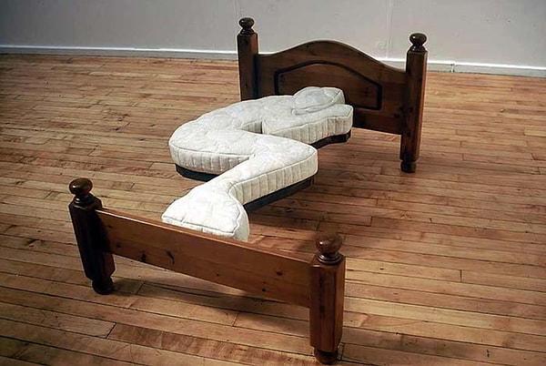 2. Yalnız uyuyanlar için tasarlanmış, tek kişilik bir yatak.