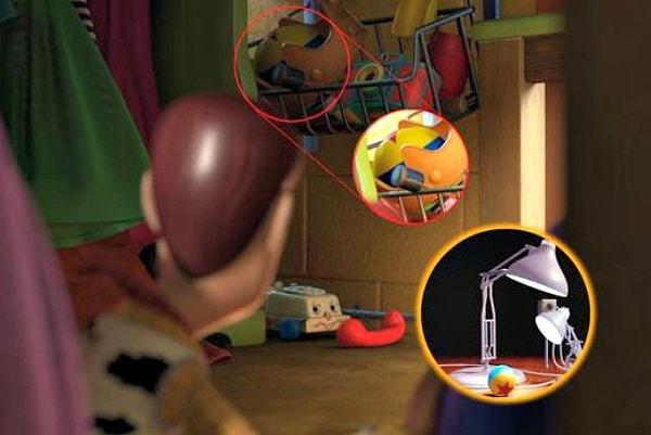 2. Luxo Topunu aynı şekilde "Oyuncak Hikayesi 3" filminde, Sunnyside Çocuk Bakım Merkezi'nde oyuncak sepetinin içinde de görebilirsiniz.