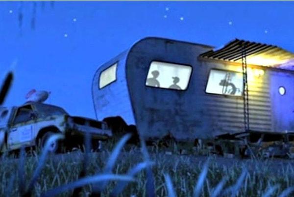7. "Sevimli Canavarlar" filminde, Pizza Planet pikapı aynı şekilde böcek kovarlı karavanın yanına park edilmiş olarak karşımıza çıkıyor.