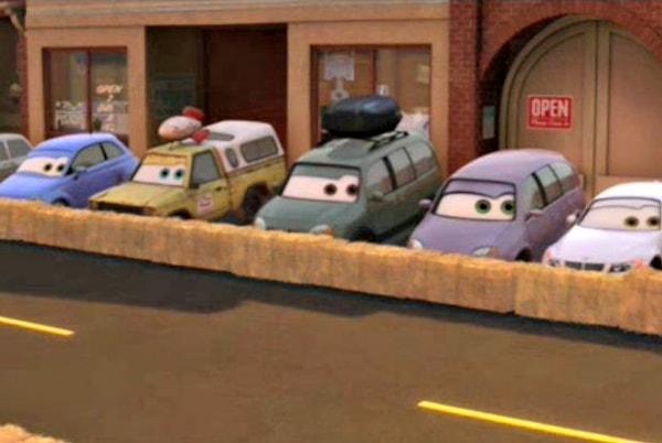 13. Pizza Planet pikapı, tam bir yarış hayranı olarak, "Arabalar 2" filminde Radyatör Kasabası Yarışı'nda da boy gösteriyor.