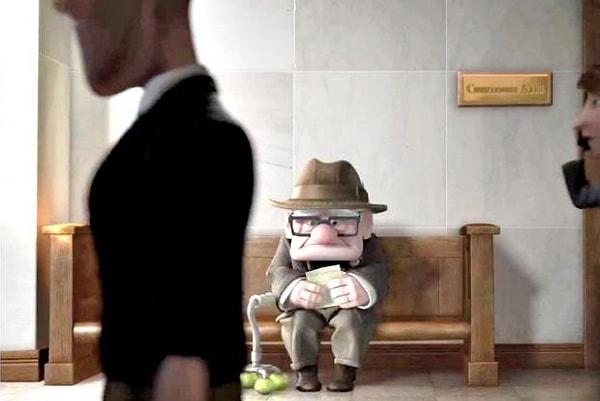26. "Up" filminde Bay Fredrickson'ın küçük saldırı suçlaması için önünde beklediği mahkeme salonunun numarasında.