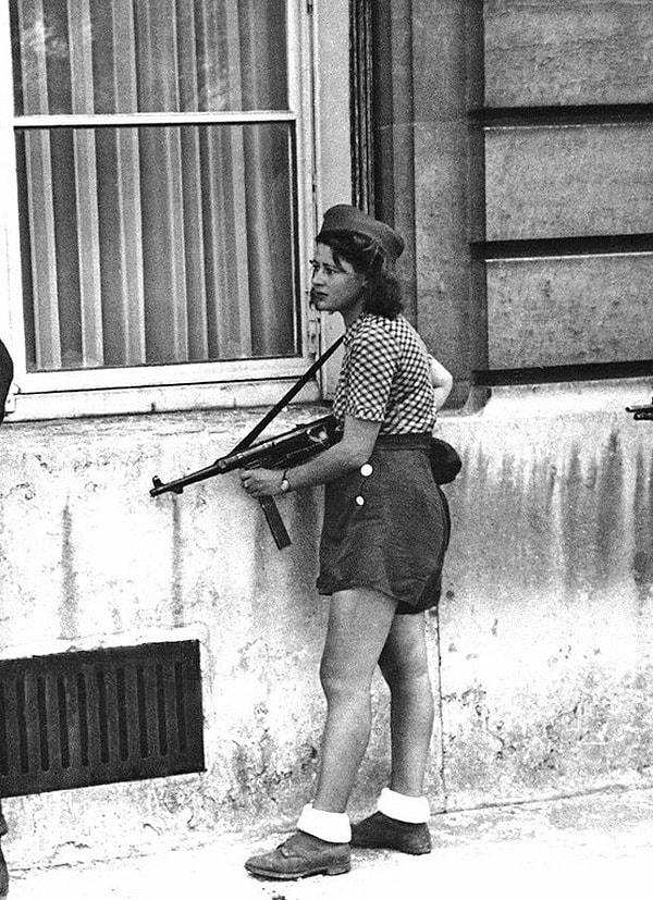 25. Paris'in kurtuluşu sırasında Fransız direnişçilerle birlikte savaşan 18 yaşındaki Simone Segouin. (1944)