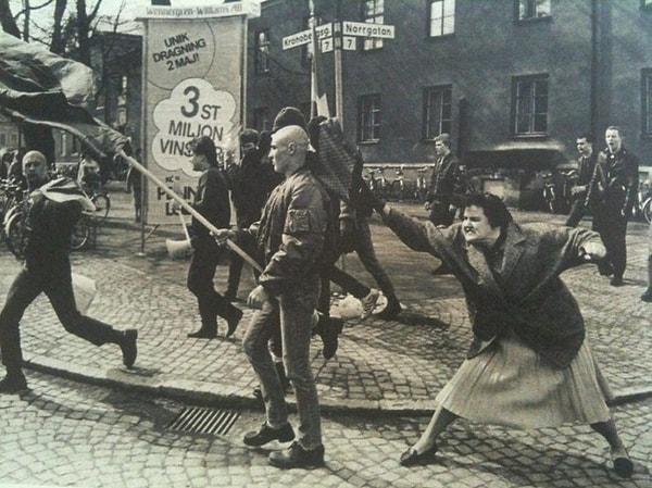 28. Neo-Nazi yanlısı eylem yapan bir gence kol çantasıyla saldıran İsviçreli kadın. Daha sonradan kadının Nazi toplama kamplarından kurtulanlardan birisi olduğu öğrenilmiş. (1985)