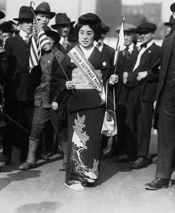 30. Komako Kimura, New York'ta katıldığı bir yürüyüşte Japon kadınların oy kullanma hakkını savunuyor. (1917)