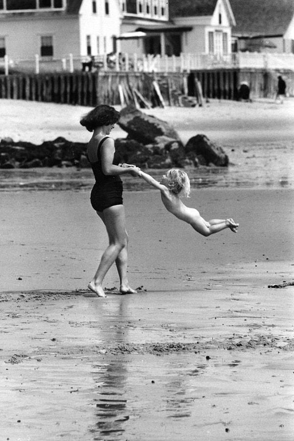 32. Plajda çocuğuyla oyun oynayan bir anne. (1950)