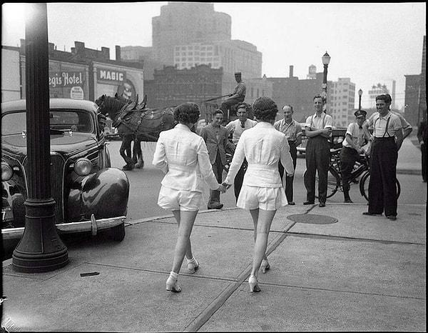 34. Toronto'da ilk kez çorapsız olarak etek giyip sokaklarda dolaşan iki kadın. (1937)