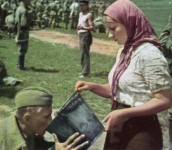 37. Esir düşmüş bir Sovyet askerine su veren Ukraynalı kadın. (1941)