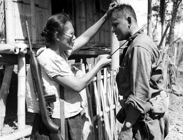 39. Filipinli bir gerilla Amerikan askerine, işgalci Japon askerlerini nasıl öldürdüğünü anlatıyor.