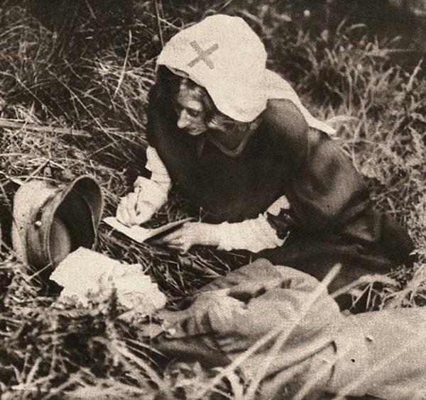 47. Ölmek üzere olan bir askerin son sözlerini yazan kızılhaç hemşiresi. (1917)