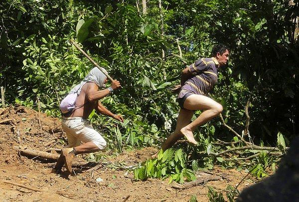 1. Ka’apor Indian savaşçısı, orman keşfi sırasında esir alındıktan sonra kaçmaya çalışan illegal ağaç kesiciyi kovalıyor