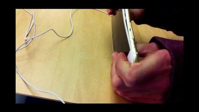 Apple Store’da Iphone 6 Bükmeye Çalışan Ergenler