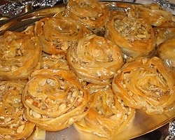 Baklavalık Yufka İle Gül Tatlısının Yapımı