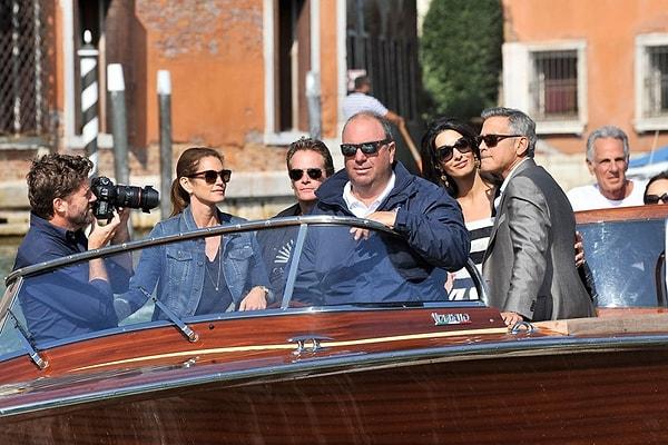 Clooney ve Alamuddin Çifti Tekneyle Çevredekileri Selamladı