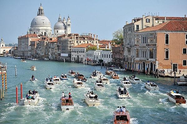 Venedik Nehrinde Çifti Görmeye Gelen Tekneler İzdiham Yarattı