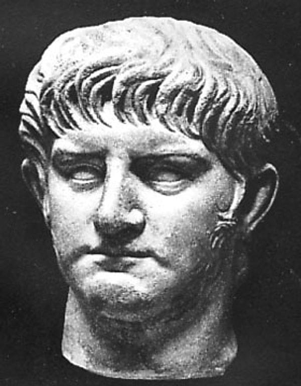 Roma İmparatoru Neron, üvey kızkardeşi İmparatoriçe Claudia Octavia ile evlendi.