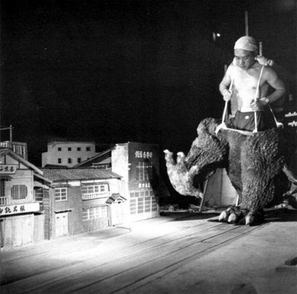 2. "Godzilla"yı fazla büyük sandık meğer gökdelenler fazla küçükmüş.